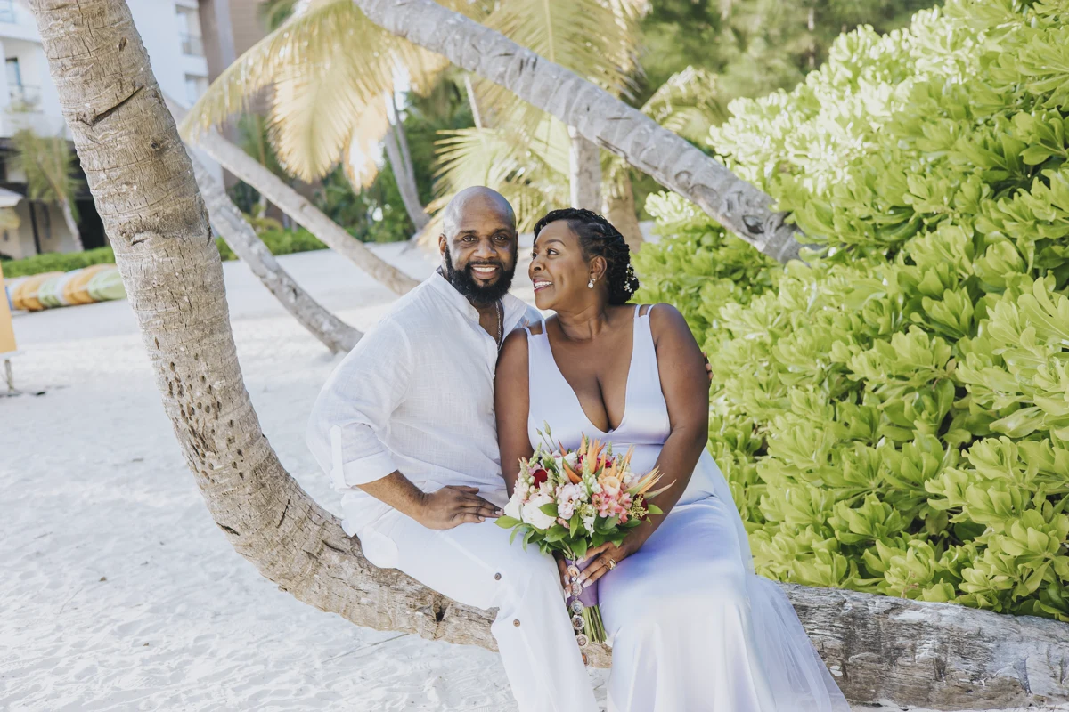 Pareja recién casada bajo las palmeras en una boda Hyatt en Punta Cana