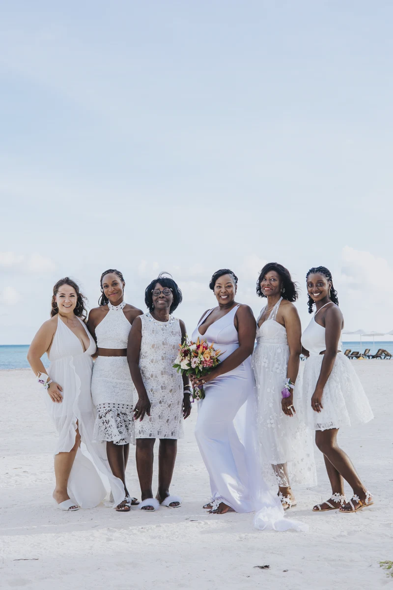 Novia con sus damas de honor en la playa de Punta Cana