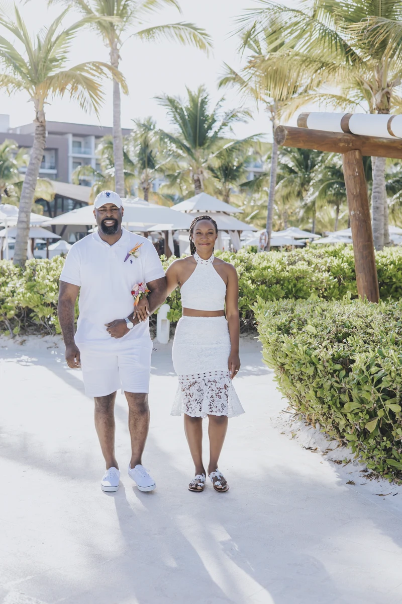 Pareja caminando por el resort Hyatt en Punta Cana
