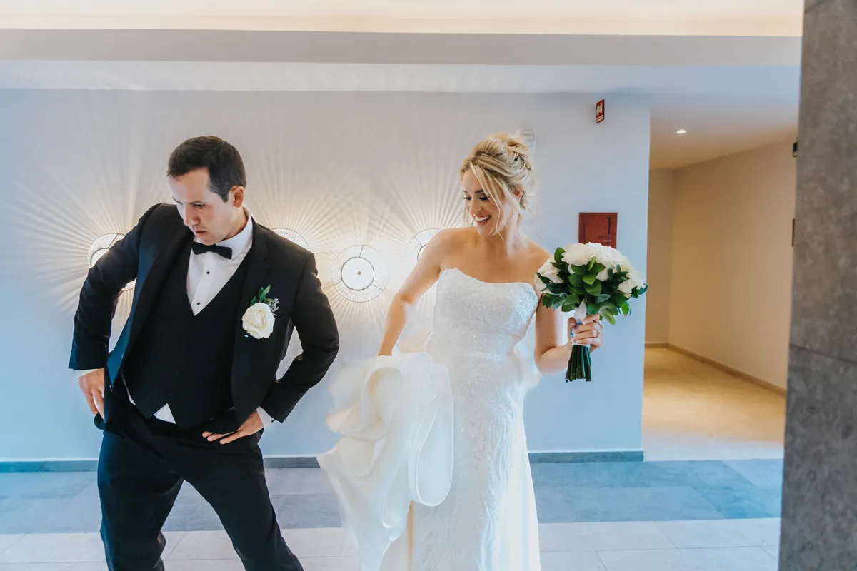 Novios bailando divertidos camino a la fiesta
